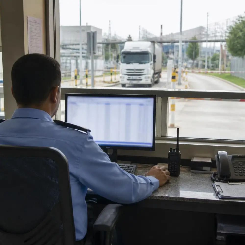 Bảo vệ kiểm tra thông tin xe trên màn hình tại chốt cổng