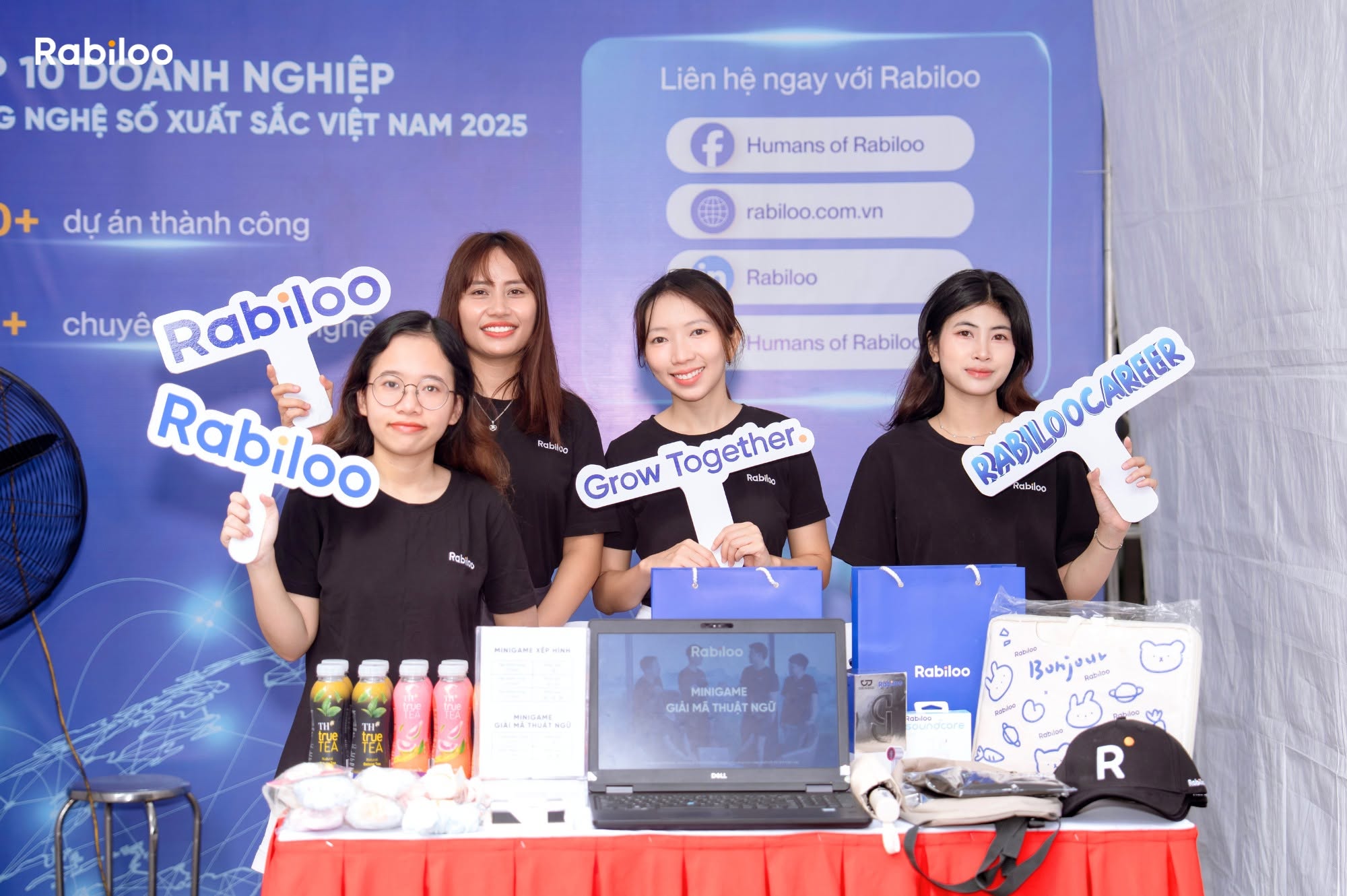 Đội ngũ Rabiloo tại gian tư vấn trong ngày hội tuyển dụng