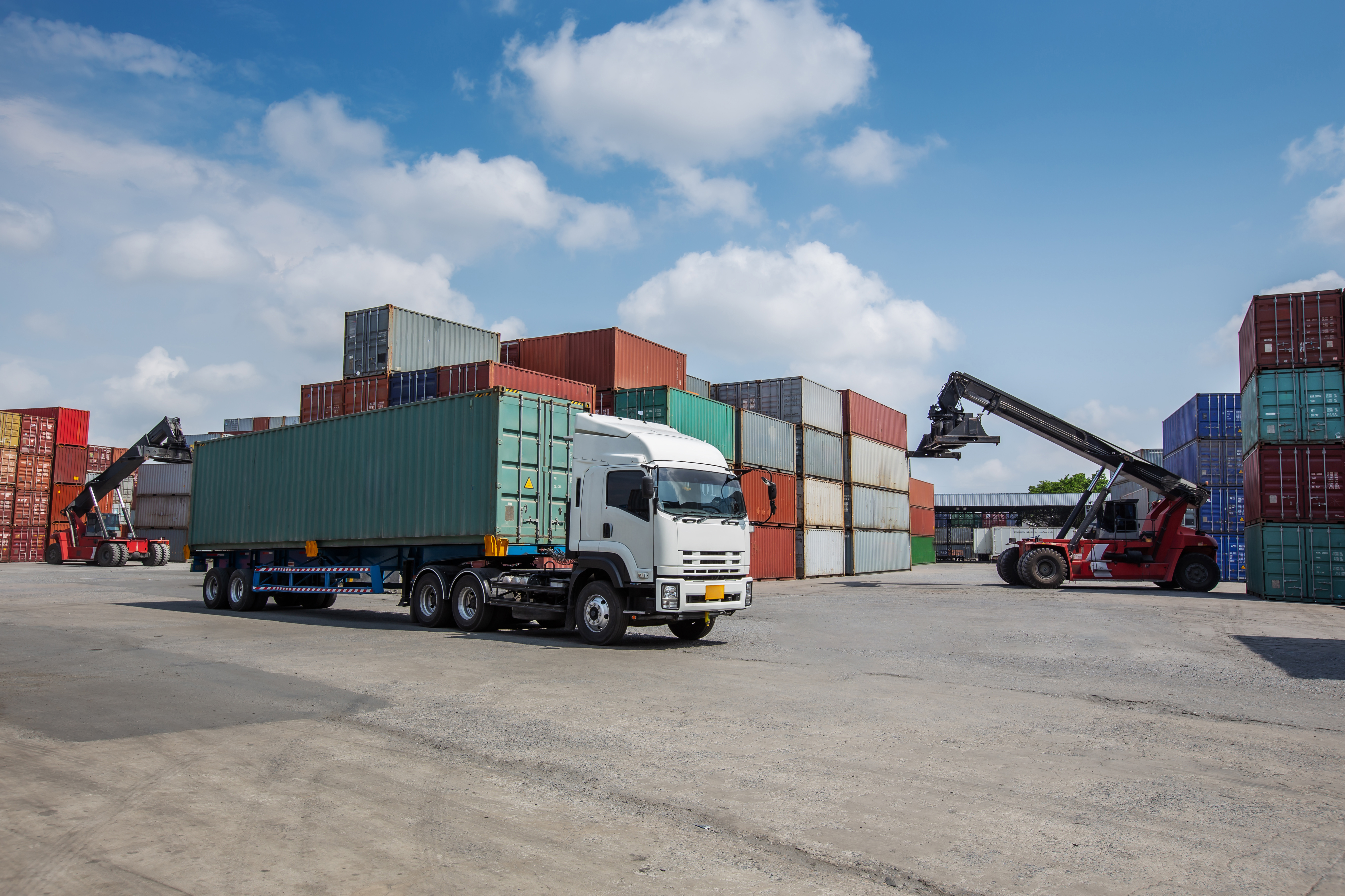 Bãi container và cổng cân tại cảng cạn đang hoạt động