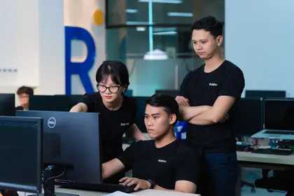 Ba thành viên Rabiloo cùng xem lại màn hình làm việc