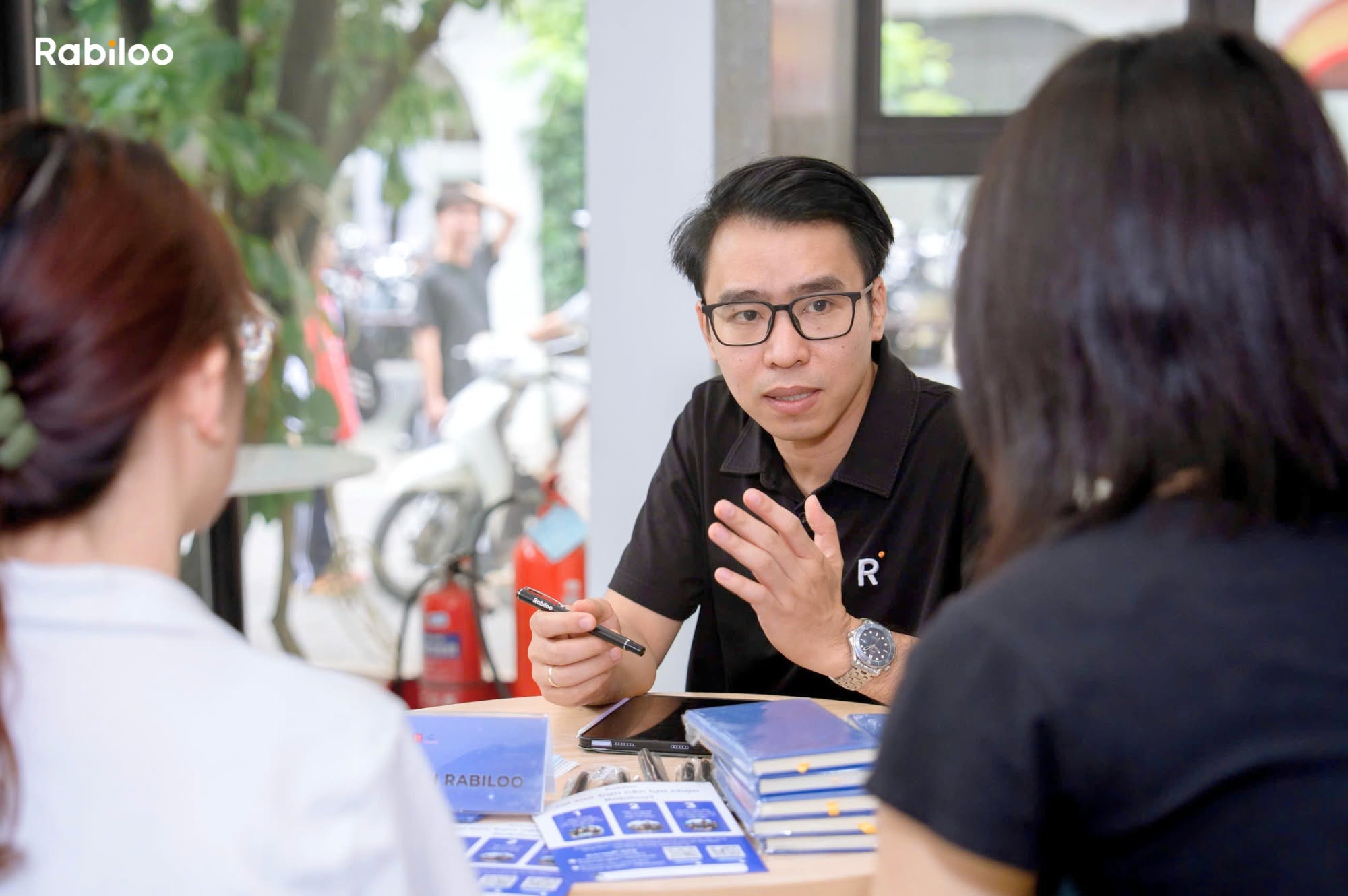 Nhân sự Rabiloo trao đổi trực tiếp tại bàn tư vấn