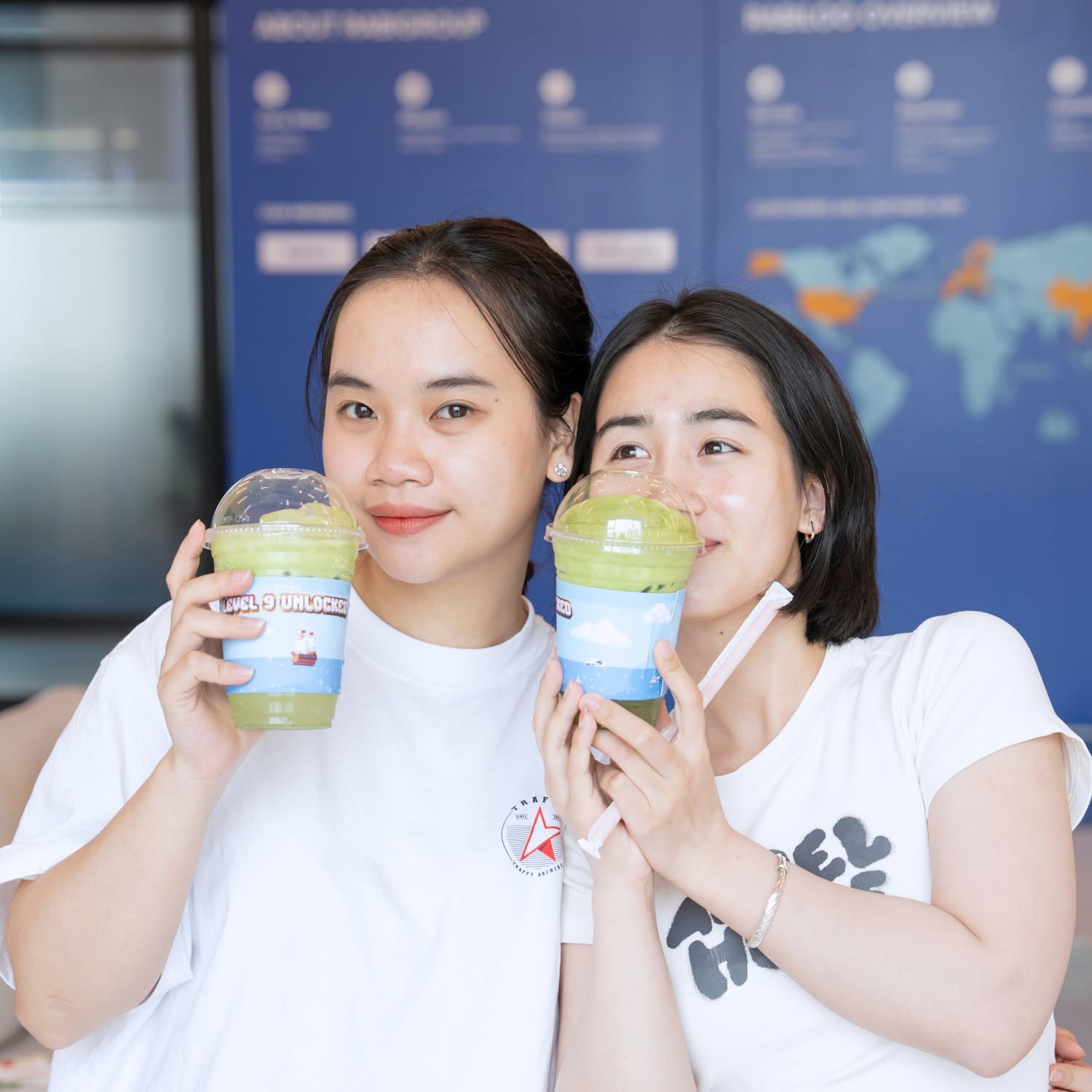 Hai đồng nghiệp Rabiloo trong giờ giải lao tại văn phòng