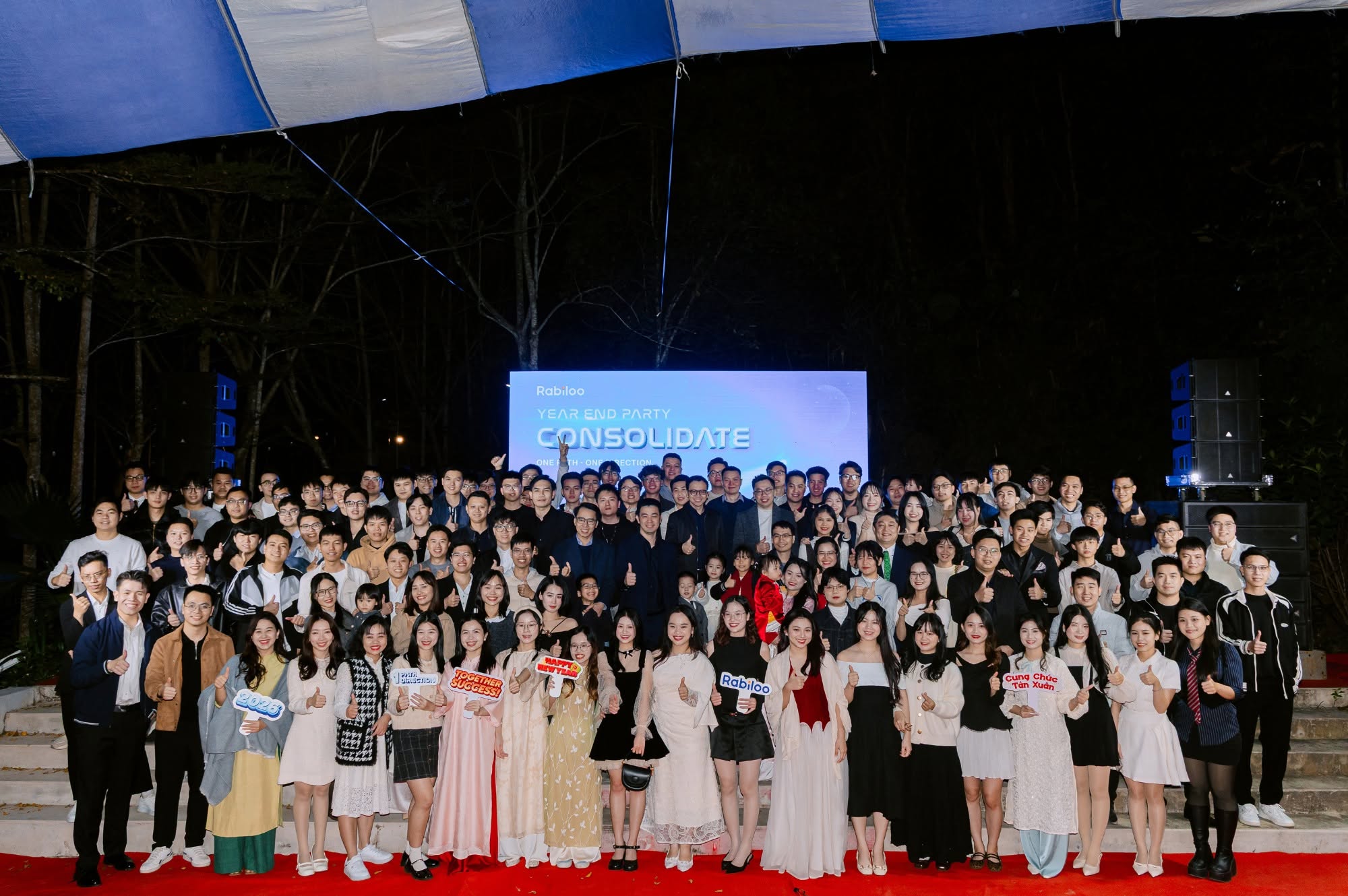 Toàn thể đội ngũ Rabiloo trong tiệc Year End Party
