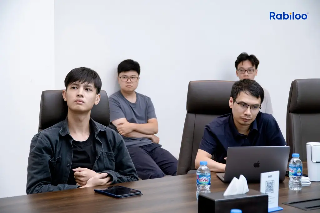 Buổi chia sẻ nội bộ trong phòng họp Rabiloo