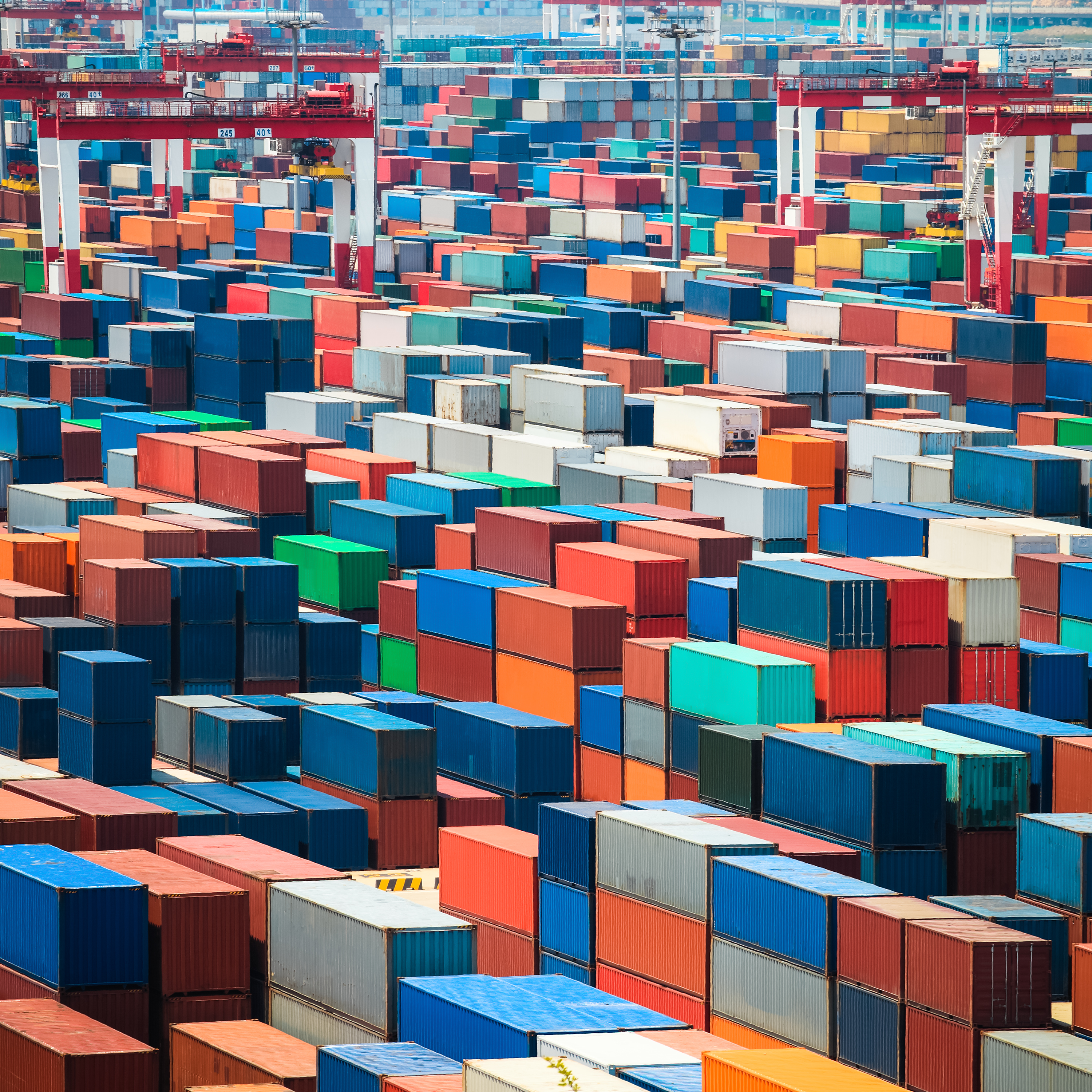 Bãi container tại cảng cạn cửa khẩu, xe đầu kéo đang vào cổng